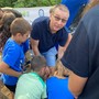 Gilberto Turco, presidente e fondatore di Pesca Ambiente, già campione del mondo di pesca trota in torrente - con i ragazzi di Summer Camp Acaya