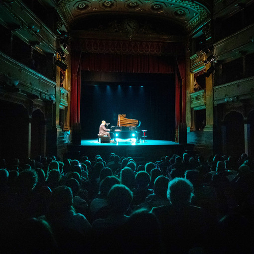 Il cantautore e pianista Raphael Gualazzi protagonista al Festival dei Luoghi Comuni al Teatro Toselli nel 2023