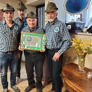 Da 50 anni socio del gruppo di Alpini di Morozzo: per lui una targa di riconoscimento