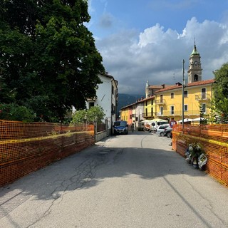 La barriere provvisorie sistemate nella zona dove si è verificato l'incidente