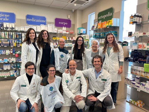 In foto  i volontari, lo staff dei farmacisti con i due titolari e la mamma di padre Massimo Miraglio