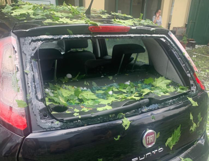 Su Alba, Langhe e Roero piovono palle da golf: decine di auto danneggiate con vetri infranti [FOTO E VIDEO]