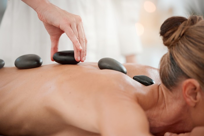 Hot Stone Massage, il Trattamento Must-Have in Cabina: Incontro di Presentazione a Ceva