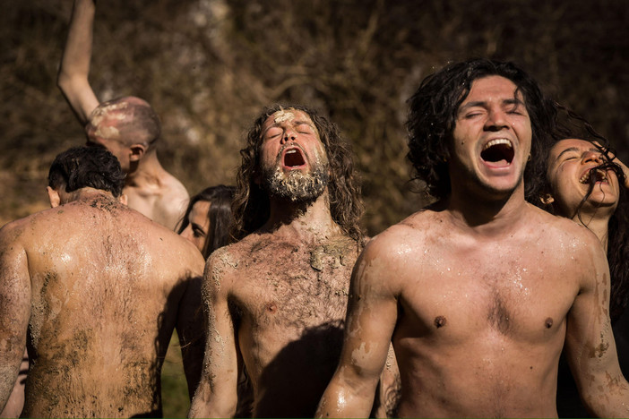 Nudisti a Torre Mondovì? Si tratta invece del Festival culturale Hemera che ha coinvolto oltre 200 persone