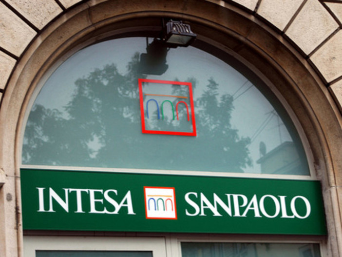 Chiudono gli sportelli di Intesa Sanpaolo a Sanfront e Paesana, Uncem ai residenti: &quot;Cambiate banca&quot;