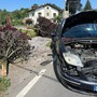 Boves, esce di strada in corso Trieste e abbatte due piante: illeso il conducente