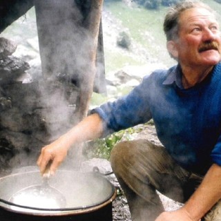 Andrea Gastaldi mentre prepara la sua famosa ricotta