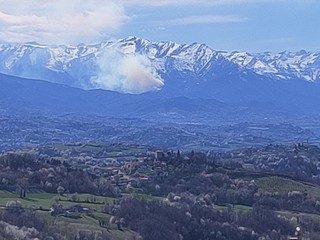 Il fumo visibile anche da Murazzano