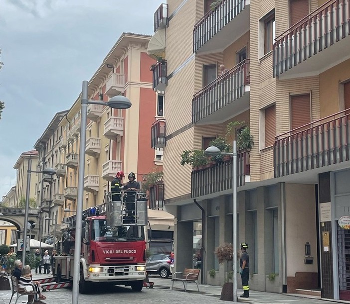 Intervento dei Vigili del Fuoco in centro a Cuneo per un appartamento allagato