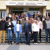 Il dirigente Re con studenti e personale di fronte all'ingresso della scuola cuneese