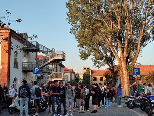 Ritorno sui banchi di scuola per gli studenti albesi