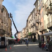 Terminano i lavori di rimozione delle decorazioni dell'Illuminata in via Roma a Cuneo