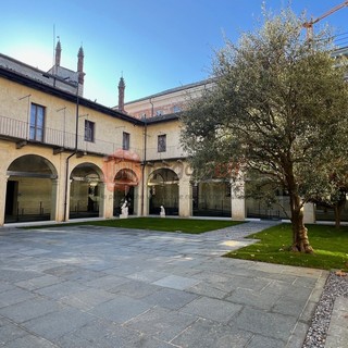 Chiuso da ampie vetrate e dominato da un grande ulivo: il chiostro di San Francesco, a Cuneo, è tornato a nuova vita [FOTO]