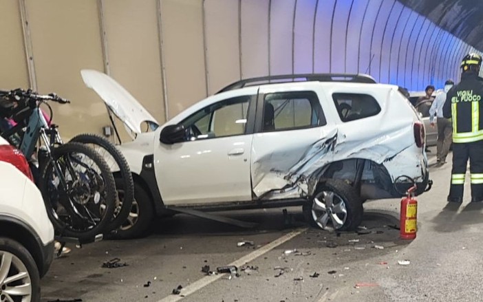 Maxi incidente nel tunnel di Vicoforte: 23enne denunciato per lesioni stradali