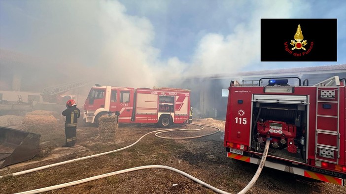 Incendio fienile a Fossano nella campagna di località Tagliata