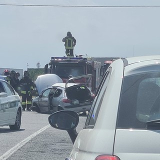 Incidente sulla statale 20 a Centallo: una macchina coinvolta, soccorsi al lavoro