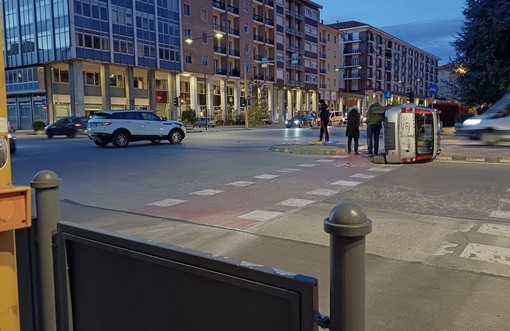 Incidente a Cuneo: macchina si ribalta tra corso Nizza e corso Giolitti