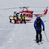 Un'immagine dell'elicottero dei vigili del fuoco, atterrato per il recupero dei due illesi