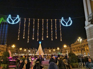 Le luminarie all'imbocco di via Roma