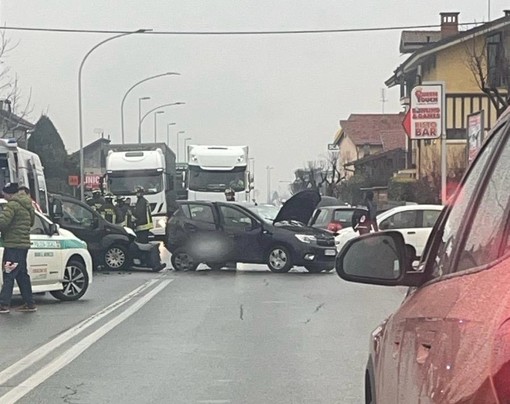 Incidente in via Cuneo a Borgo San Dalmazzo: tre vetture coinvolte, disagi alla circolazione