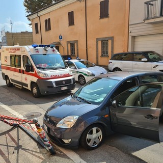 Con l'auto contro le barriere parapedonali in via Villa a Savigliano