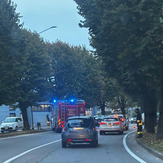 Mondovì, auto perde il controllo e finisce contro un albero in via Cuneo