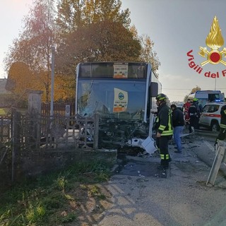 Pullman fuori strada a Centallo: nessun passeggero a bordo, illeso il conducente [FOTO]