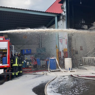 Incendio in un'azienda di smaltimento rifiuti a Fossano