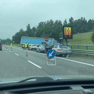 Mezzo pesante fuori strada sull’A6 all’altezza di Ceva, interviene la Polizia Stradale