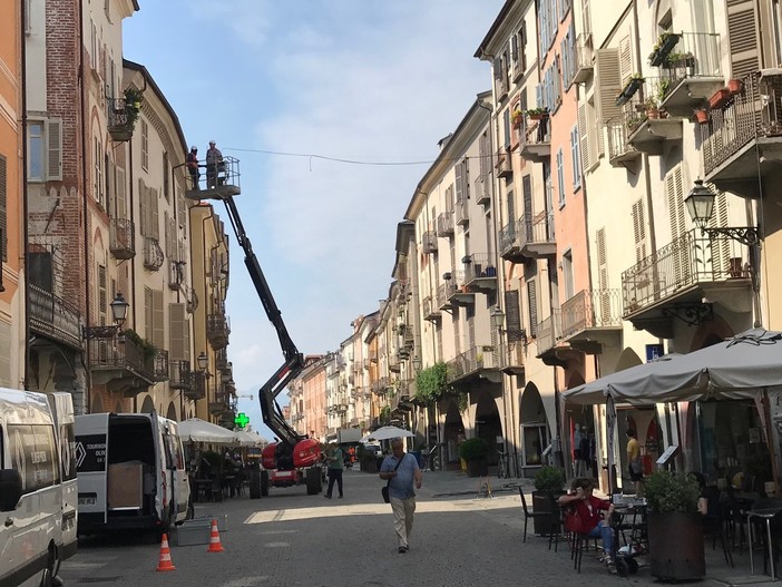Terminano i lavori di rimozione delle decorazioni dell'Illuminata in via Roma a Cuneo