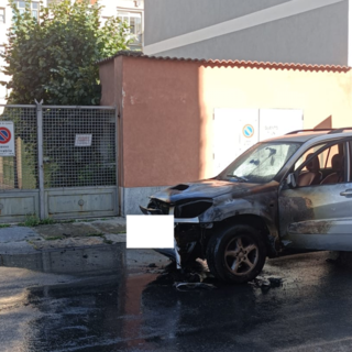 Auto prende fuoco in via Quintino Sella a Cuneo: intervengono i vigili del fuoco di Cuneo