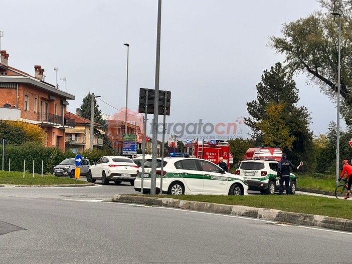 Grave incidente a Mondovì: furgone esce di strada alla rotonda del cimitero e precipita in una scarpata