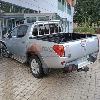 Perde il controllo del pick-up e si schianta contro l'ingresso della piscina comunale di Alba