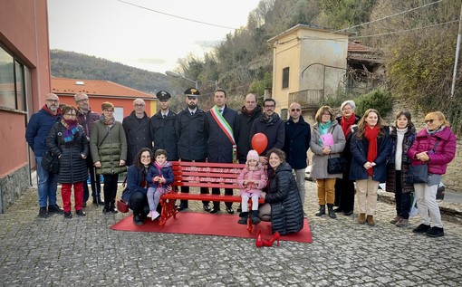 A Cortemilia inaugurata la panchina rossa contro la violenza sulle donne