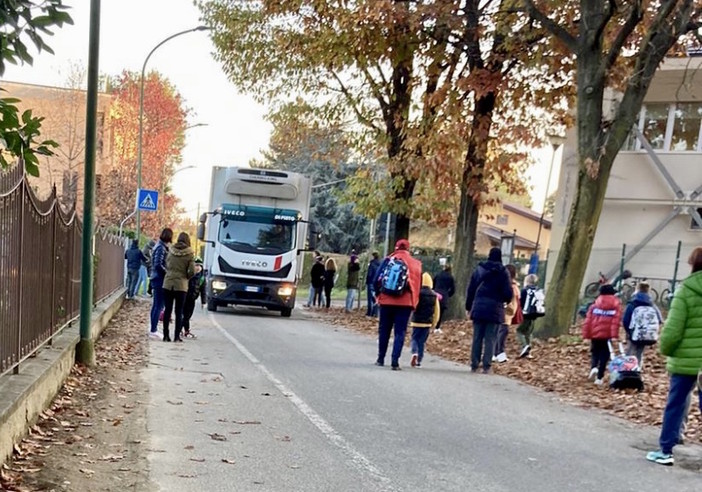 &quot;Nonni vigile&quot; per rendere più sicuri gli ingressi nelle scuole saluzzesi: la proposta della minoranza al sindaco