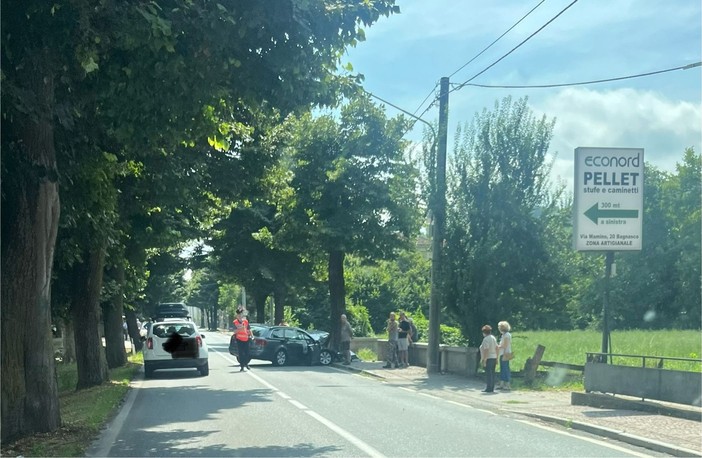 Incidente in centro a Bagnasco, auto perde il controllo e finisce contro un albero