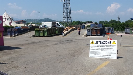 Saluzzo, isola ecologica. Il cartello informa della prossima automatizzazione degli accessi