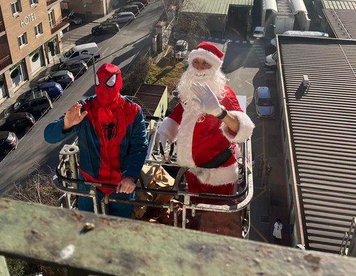 Doni ai bimbi ricoverati in Pediatria a Cuneo: Babbo Natale arriva in autoscala, scortato dai Supereroi [FOTO]