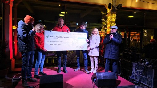 A Cuneo è già Natale: accese le luci dei 130 alberelli di piazza Foro Boario [FOTO E VIDEO]