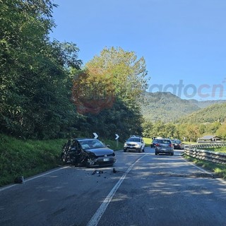 Scontro fra due auto sulla statale 21 a Gaiola: lunghe code e rallentamenti