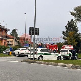 Grave incidente a Mondovì: furgone esce di strada alla rotonda del cimitero e precipita in una scarpata