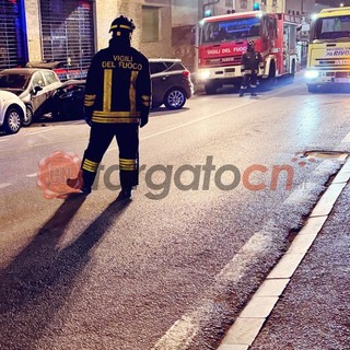 Fossano, sbanda e urta le altre auto parcheggiate