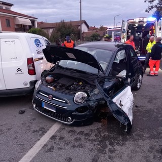 Fossano, scontro tra un furgone e un'auto