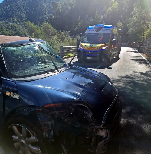 Scontro tra due auto sulla Statale 20 del Colle di Tenda a Olivetta San Michele, due ragazze in codice giallo all'ospedale [FOTO]