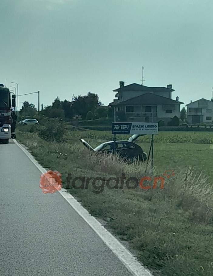 Auto fuori strada a Magliano Alpi, nessun ferito grave