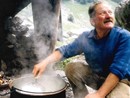 Andrea Gastaldi mentre prepara la sua famosa ricotta