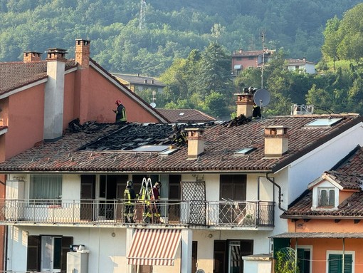 Ceva, vasto incendio a un tetto con pannelli fotovoltaici: evacuate le case adiacenti [VIDEO]