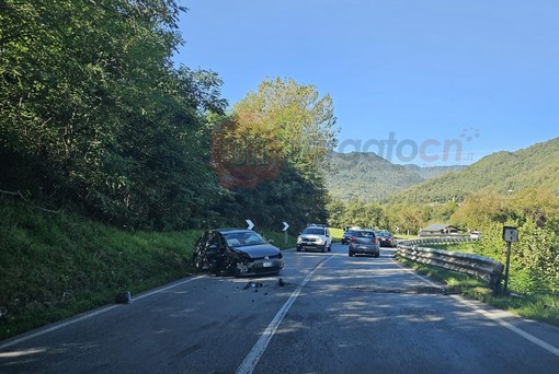 Scontro fra due auto sulla statale 21 a Gaiola: lunghe code e rallentamenti