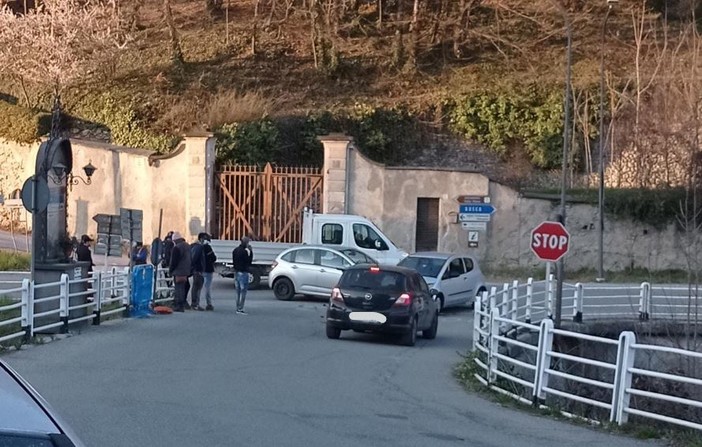 Scontro tra due auto a Dronero, lungo la provincia verso Busca