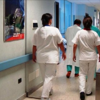 Fuga dalle corsie anche in Granda: nel 2022 più di 100 infermieri hanno lasciato la professione